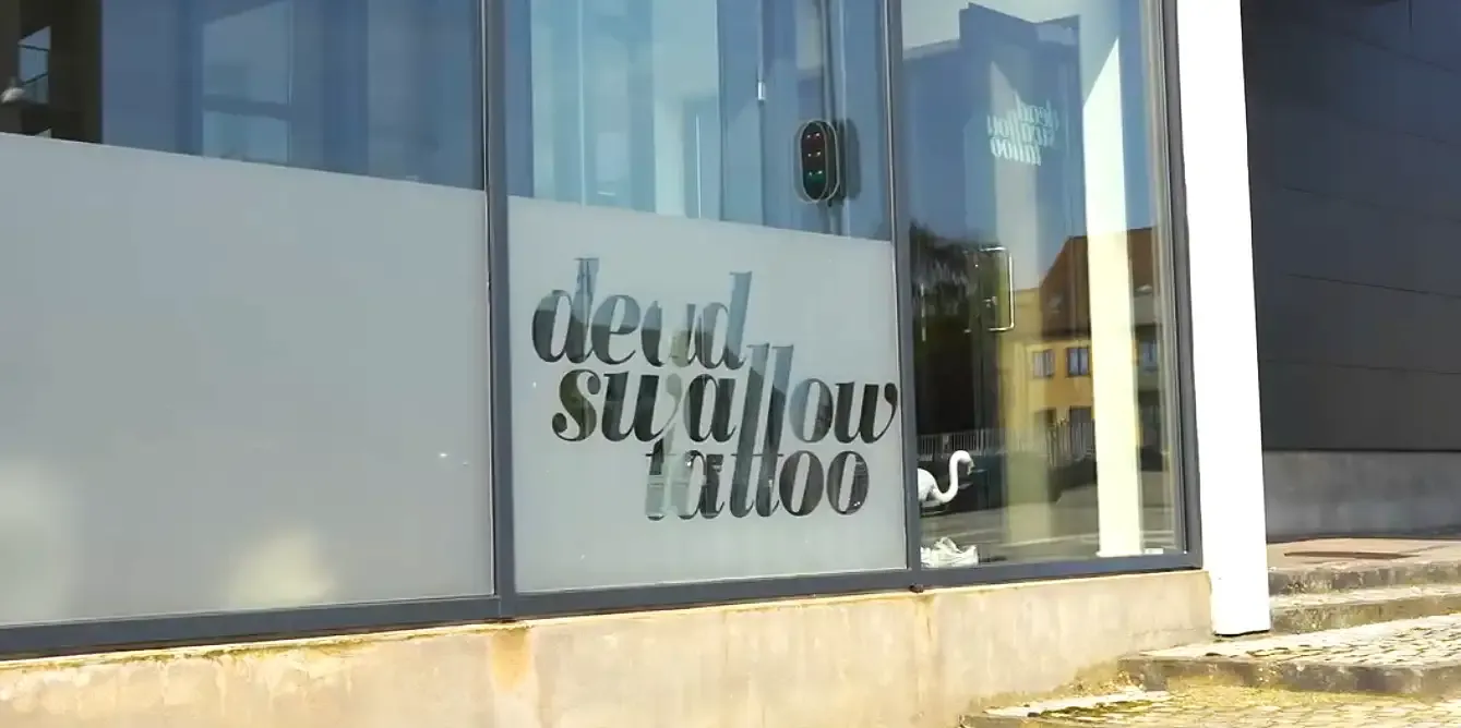 Facaden på Dead Swallow Tattoo i Skive med indgraveret rudetekst